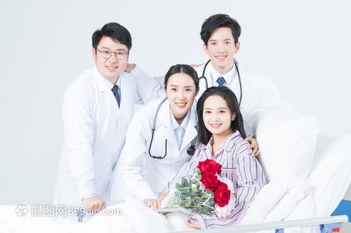 医生们看望康复病人